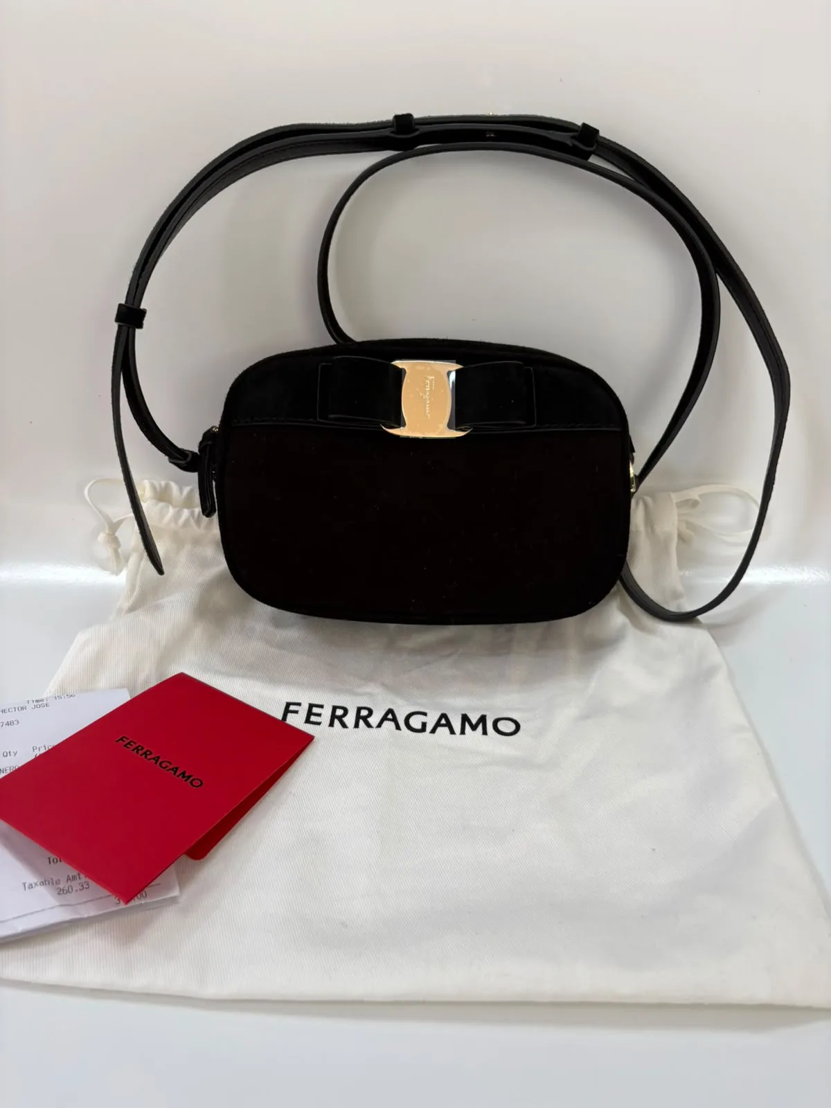 Bolsa Ferragamo Vara em veludo preto
